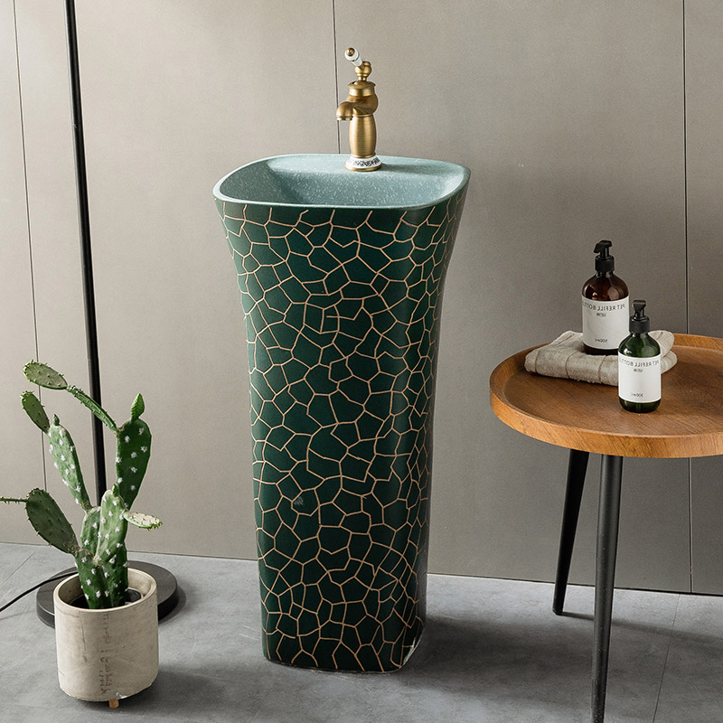 立柱臺盆與智能馬桶 庭院與衛(wèi)浴空間的現(xiàn)代融合